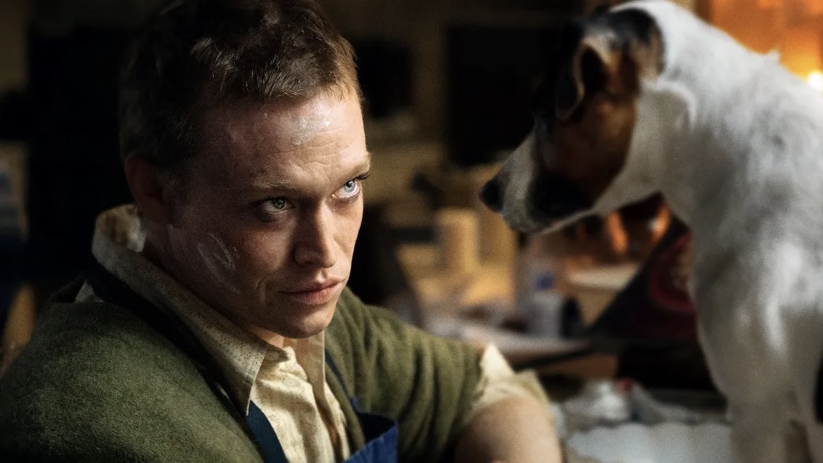 Caleb Landry Jones in una scena del film Dogman