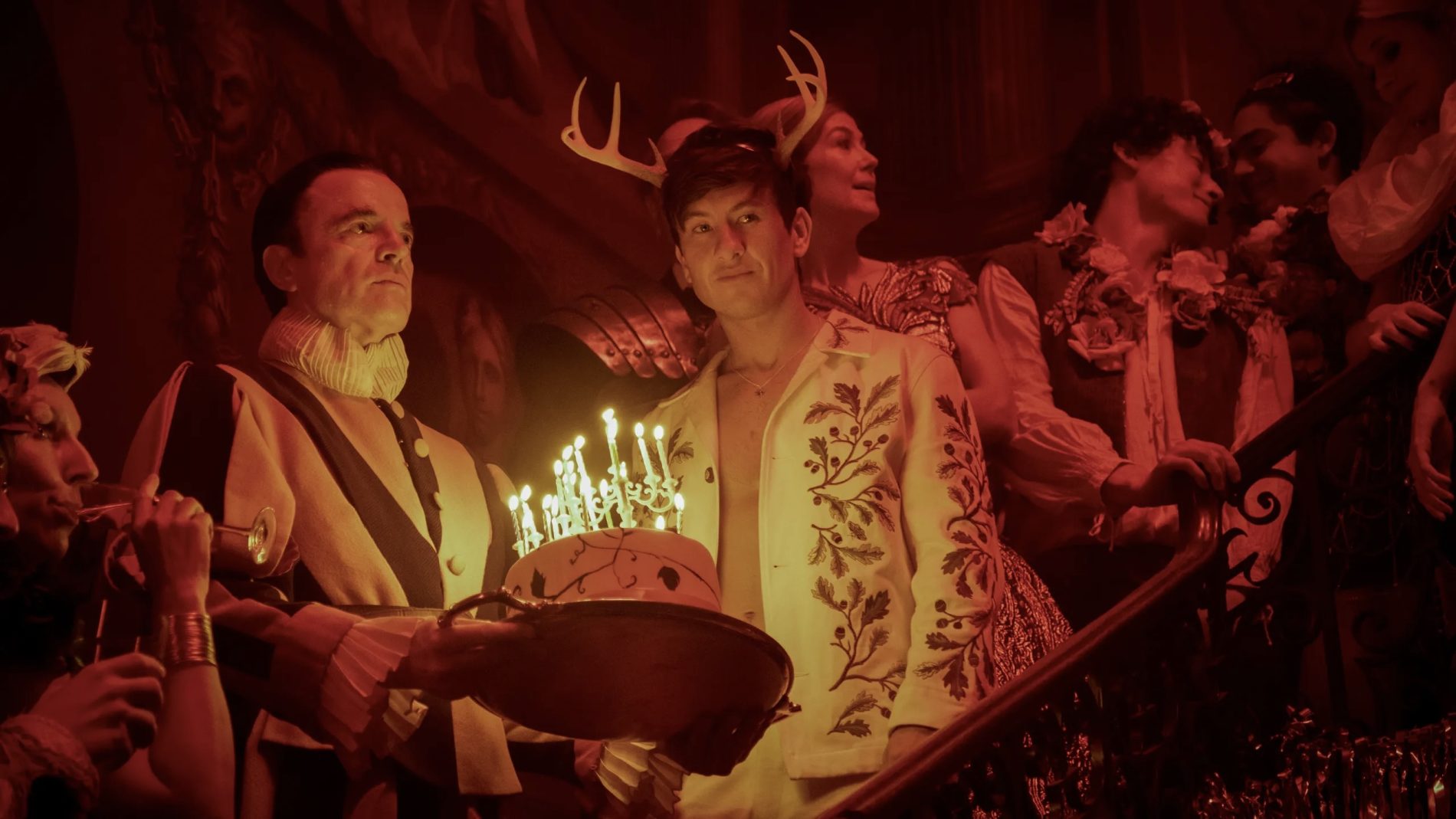 Paul Rhys e Barry Keoghan in una scena del film Saltburn