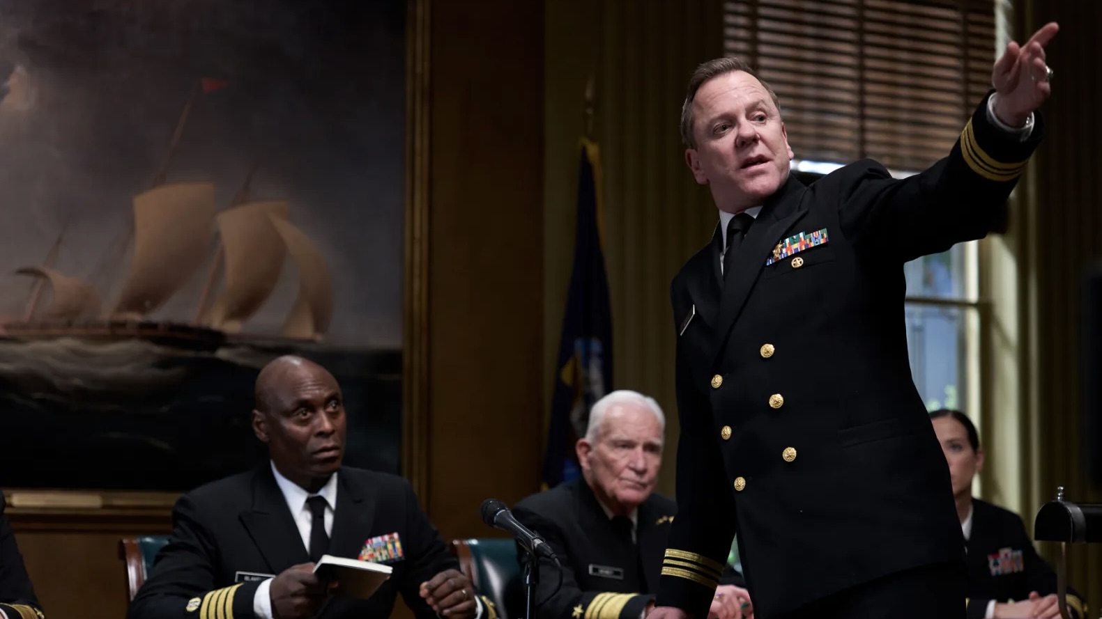 Lance Reddick e Kiefer Sutherland in una scena del film The Caine Mutiny Court-Martial
