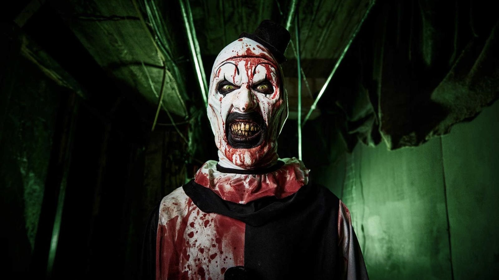David Howard Thornton è Art il Clown in una scena del film Terrifier 2