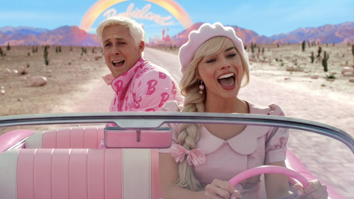 Ryan Gosling (Ken) e Margot Robbie (Barbie) in una scena del film Barbie