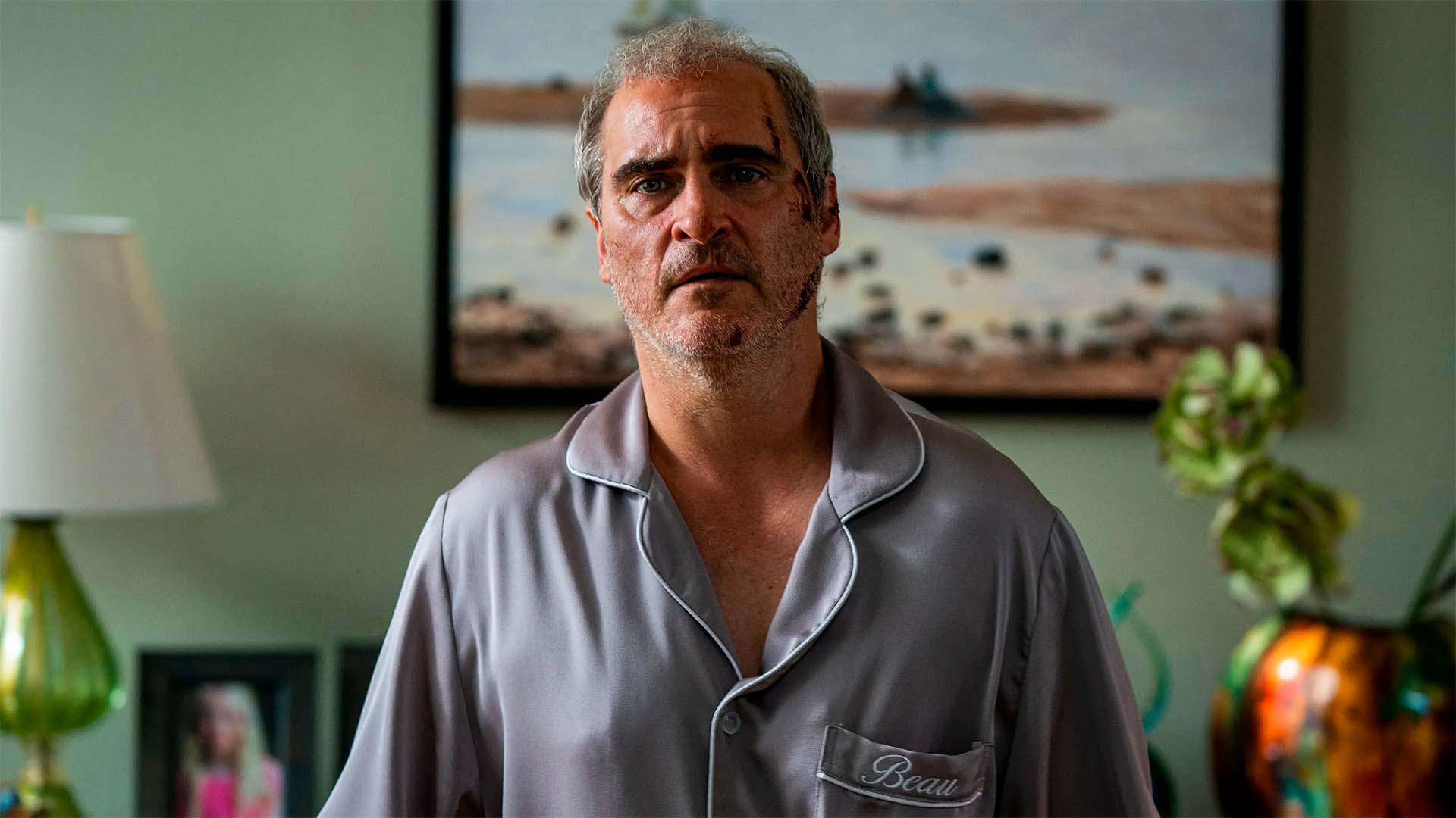 Joaquin Phoenix in una scena del film Beau ha paura