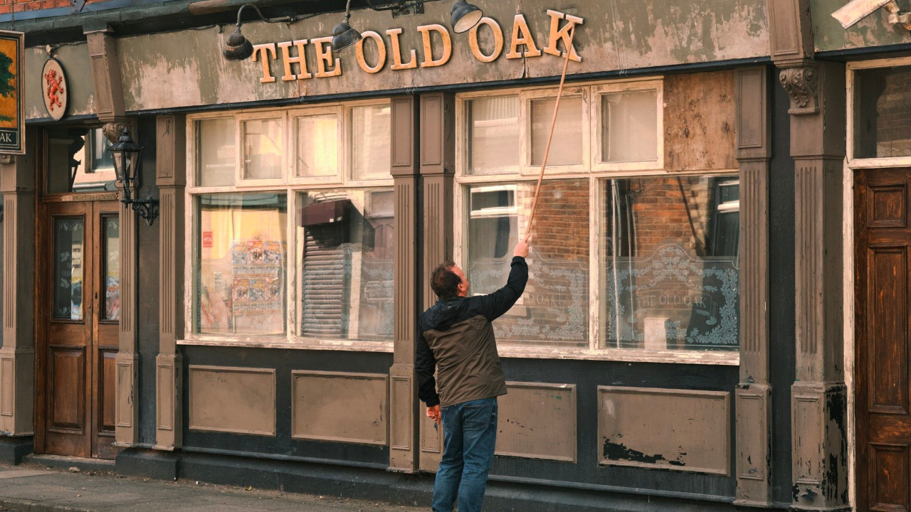 Dave Turner in una scena del film The Old Oak