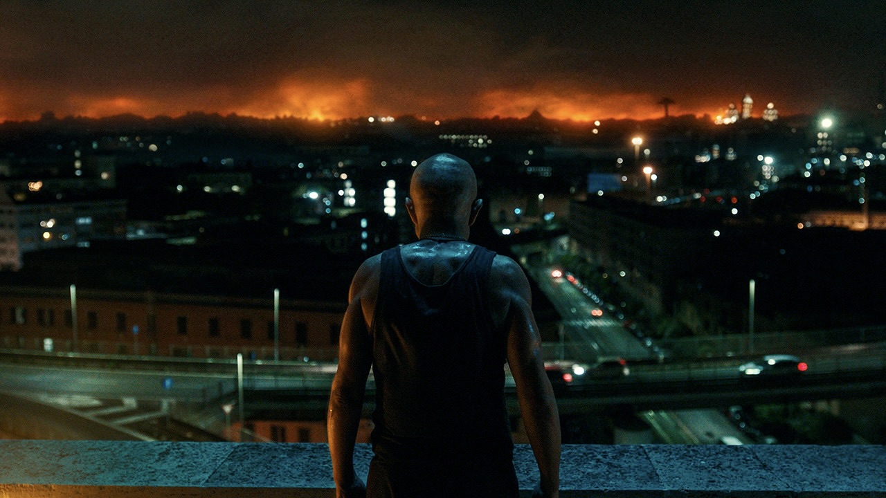 Piefrancesco Favino (Cammello) in una scena del film Adagio