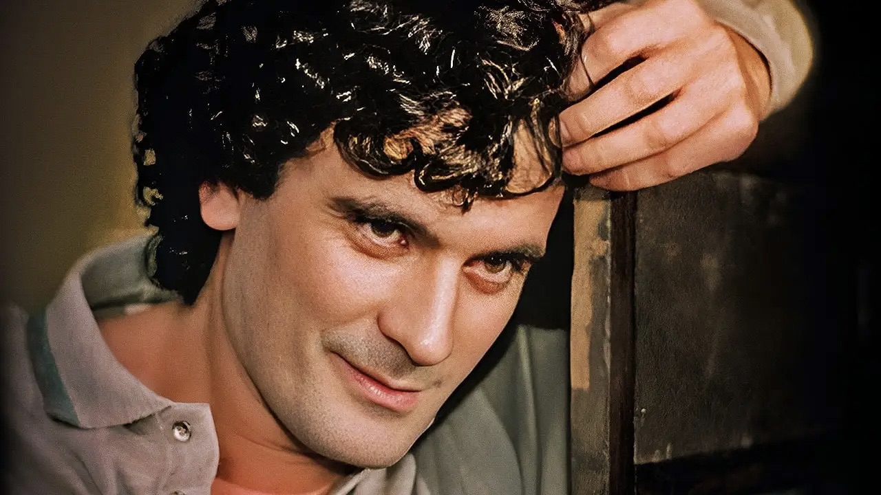 Massimo Troisi nel poster del film Laggiù qualcuno mi ama
