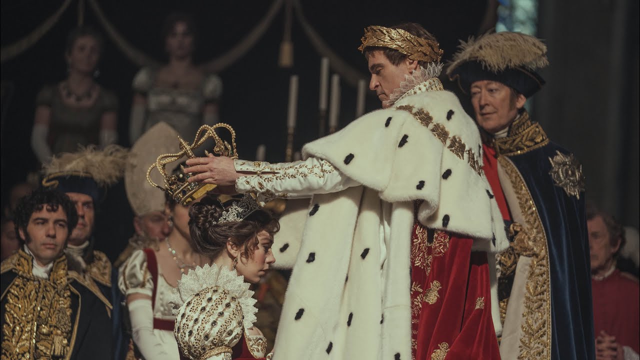 Vanessa Kirby e Joaquin Phoenix in una scena del film Napoleon