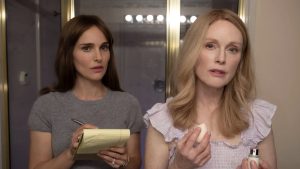 Natalie Portman e Julianne Moore in una scena del film May December
