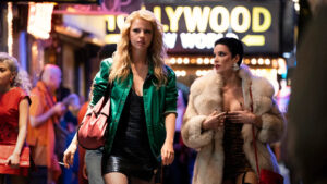 Mia Goth e Halsey in una scena del film MaXXXine
