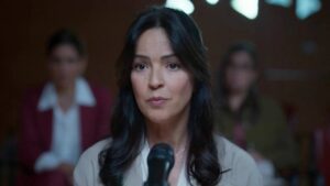 Veronica Sanchez in una scena della serie Ángela 2