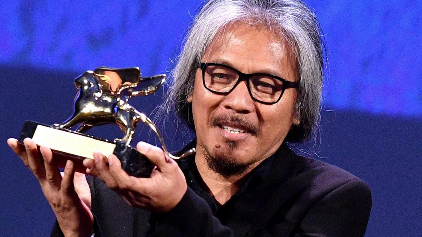 Il regista filippino Lav Diaz col Leone d'Oro vinto a Venezia